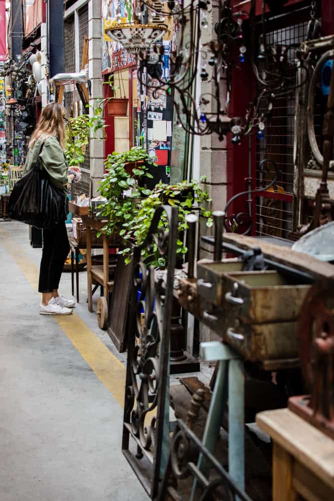 Esplora il mercatino Roma nel suggestivo quartiere Corte Coppedè